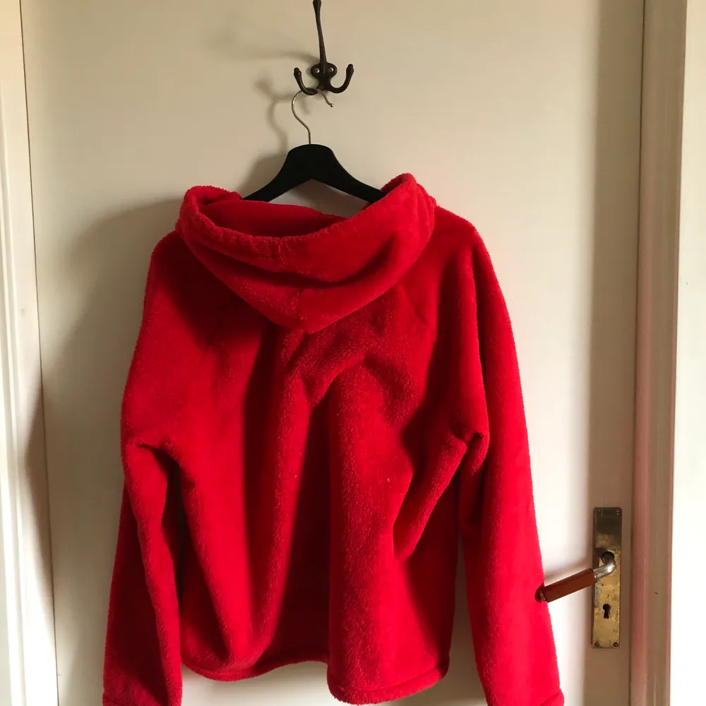 Jättemysig röd fleecehoodie från Gina tricot i strl L. Sitter som en oversized hoodie i strl S/M. Köparen står för frakten. Hoodies.