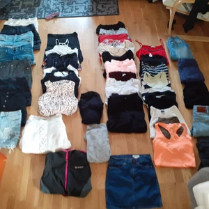 Stort klädpaket billigt REA  - Säljer alltihop jätte billigt.det är storlek small.allt är i topp skick inga noppror eller fläckar.fina märken och även vanliga h&m allt för endast 480 kr 