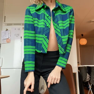 Cropped 70s kavaj - De finaste plagget jag äger men som inte kommer till användning tyvärr. Köpt i vintage butik och är i som nytt skick! Dödssnygg till jeans🤠                                                            ‼️Endast old second hand/vintage labels❕ALLA varor tvättas, steamas, rollas.❕Varorna är i secondhand skick- om inget annat anges. Inga defekter hålls dolda dock bär köparen ansvaret för att inte missförstå skick + skapa korrekt uppfattning om varan❕Ingen retur/ångerrätt❕Pris/vara+ frakt 66kr, spårbart Postnord ❕Budgivning i kommentarsfält vid större intresse‼️ 