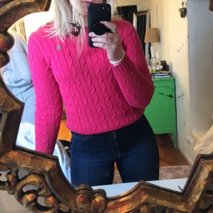 Ralph Lauren tröja.  - Jätte bra skick. Säljer en likadan i mindre storlek och med blått märke istället med. 