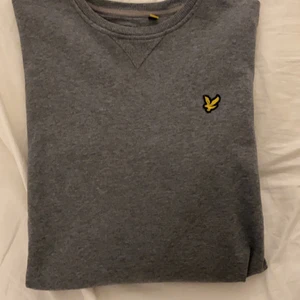 Lyle and scott crewneck  - Crewneck med normal passform helt i nyskick. Använd ett fåtal gånger. Nypris 750kr
