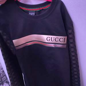 Säljer denna FAKE Gucci tröjan. Kommit till användning en gång köpt från Turkiet. 