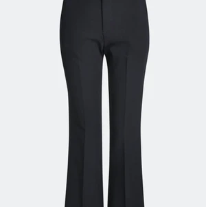 Bikbok kostymbyxor  - Säljer dessa svarta kostymbyxor ifrån Bik Bok.                       Köpte dem för 400 kr och säljer dem för 80 kr + frakt