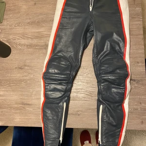 SEGURA Motorcykel Läder Byxor  - SEGURA Motorcykel Läder Byxor i perfekt skick! Storlek S/M