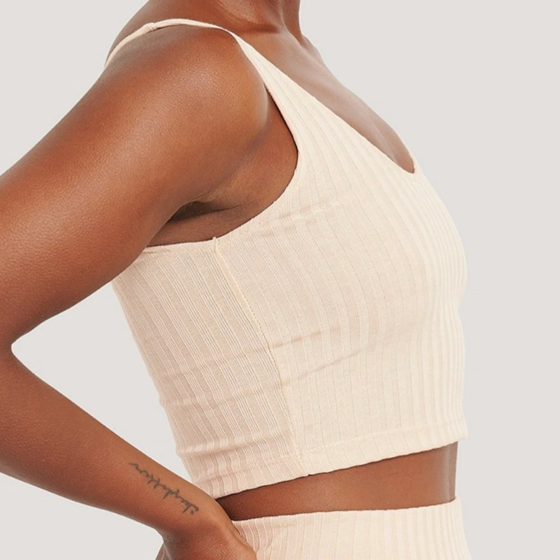 V-ringat ribbat linne