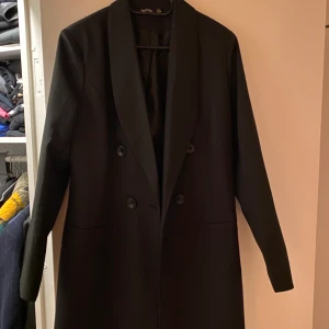 Kavaj  - Fin kavaj/blazer. Lite längre modell. Storlek 42 men mer som 40. 