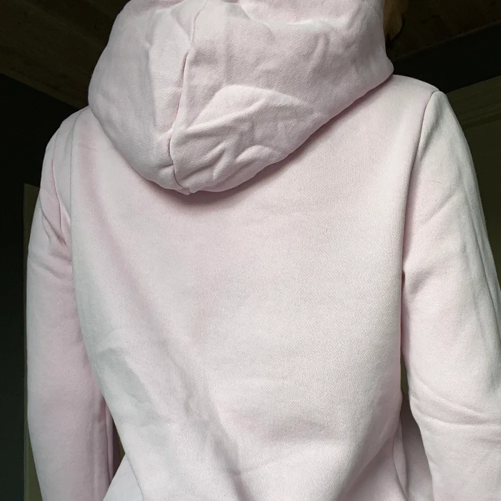 Säljer denna rosa hoodie då den ej har kommit till användning, nästintill nyskick! Är i stl S, men sitter bra på mig som annars brukar bära XS i överdelar. Säljes för 89:- + frakt. Hoodies.