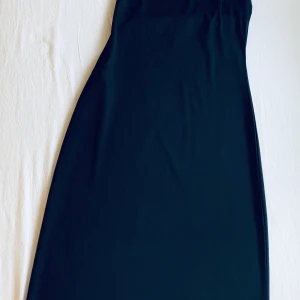 Mango tight klänning  - Tight, stl M, öppen i ryggen, längd till knäna och jag är 162 cm lång