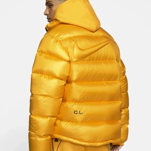 Nike x Drake NOCTA Puffer Jacket - Nu har vi även så det kan beställas Nike X Drake NOCTA jackor som är väldigt rare och sjukt jävla snygga, kommer bara kunna fixa ett få tal par så beställ om ni vill ha en🤩