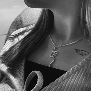 Brilliant Design UF Halsband - Ett halsband med egen gjord design! Super fint och det passar till allt möjligt! Finns bara 6 kvar så skynda på och köp!! 💕                                                                                       För varje halsband som säljs så skickas en slant till bröstcancerfonden! 🥰