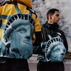 North face x Supreme windbreaker 🗽 - Nu har vi även så ni kan beställa in North face x Supreme windbreakers, dessa återförsäljs för över 8000 minst, vi fixar från suppliers direkt från fabriken där alla andra North face supreme jackor som säljs också produceras. Hör av er för att beställa 🤑 (finns i alla färger dock väldigt få i röd)