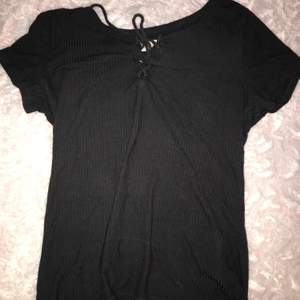 Jättefin svart t-shirt från Hollister med knytning framme. Har inga fläckar eller defekter. Priset är exkl frakt, kolla bio innan köp och skriv privat för mer bilder eller frågor<3