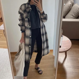 Jacka/shacket 🤍🖤 - Säljer den här jackan i storlek S 🖤 200kr + frakt. Nypris 799 