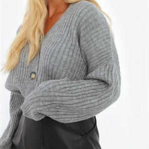 ⚠️⚠️Intressekoll på min slutsålda Chiquelle cardigan⚠️⚠️ - Lånade bilder 1 och 2. Funderar på att sälja min oversized rib cardigan i färgen grå från hemsidan Chiquelle vid intresse. Nyskick. Den är i storleken One size men passar mig som S och troligtvis för dig med storleken M, beronde hur oversized man vill ha den. Använd 1 gång sedan jag köpte den i början på året. Riktigt snygg men inte riktigt min stil. Slutsåld på deras hemsida. Köptes för ungefär 450 då frakten var något dyr. Skickar med tag om så önskas. Riktigt mysig. Kommentra vad ni hade viljat ge för den så kan säkert en budgivning starta. Tar emot bud på 249 kr och mera. Frakten ingår inte i priset. Samfrakta gör jag gärna om du köper något av mina plick varor,  men då ändras frakt priset