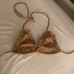 Bikini överdel - Säljer denna nya bikini överdelen ifrån chiquelle, säljer den då den tyvärr är för liten men retunerings datumet gick ut. Men den är superfin och helt ny, ordinarie pris är 400kr men säljer för 150 plus frakt😊