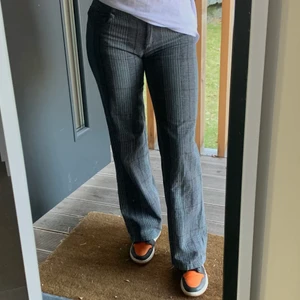Raka Kostymbyxor  - Jättesnygga rutiga kostymbyxor med fickor bak😍 Ganska tjockt material, låga i midjan, tighta vid rumpan och raka i benen. Minimal stretch. Köpta på Humana! Får inte på mig dessa längre :( Sparsamt använda, inga fläckar. Jag har storlek 38-40 och dom är precis för små nu 