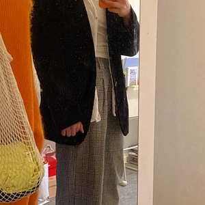 Blazer - Säljer denna svarta vintage kavajen i tunn manchester!Storlek är 46, men känns inte riktigt så stor. Köpare står för frakt