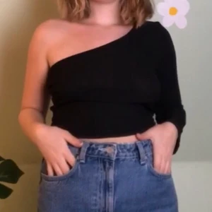 St M  - St M svart onesholulder tröja (pris kan diskuteras)💓