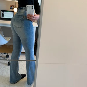 Straight/ bootcut jeans - Jeans med en vintage-vibe som sitter tajt över rumpan med små fickor som framhäver den snyggt. Passar i längd för mig som är 172 och har slitningsdetaljer. Kommer bara inte till användning hos mig! 
