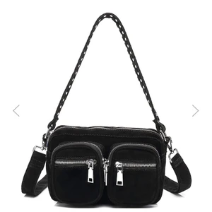 Noella väska  - Den så kallade ”noella väskan”. Stor, snygg och rymlig. Sparsamt använd, inga slitningar osv. Skriv privat för egna bilder eller om ni har några frågor.✨☺️💗 Köppte den för 730kr