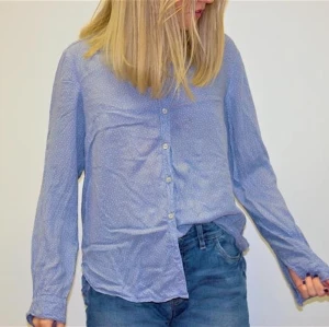 Blå skjorta med vita små prickar i storlek M - Blå skjorta med vita små prickar i storlek M Besök gärna vår hemsida! https://www.yourvismawebsite.com/secondhope-uf/startsida Instagram: secondhope.uf