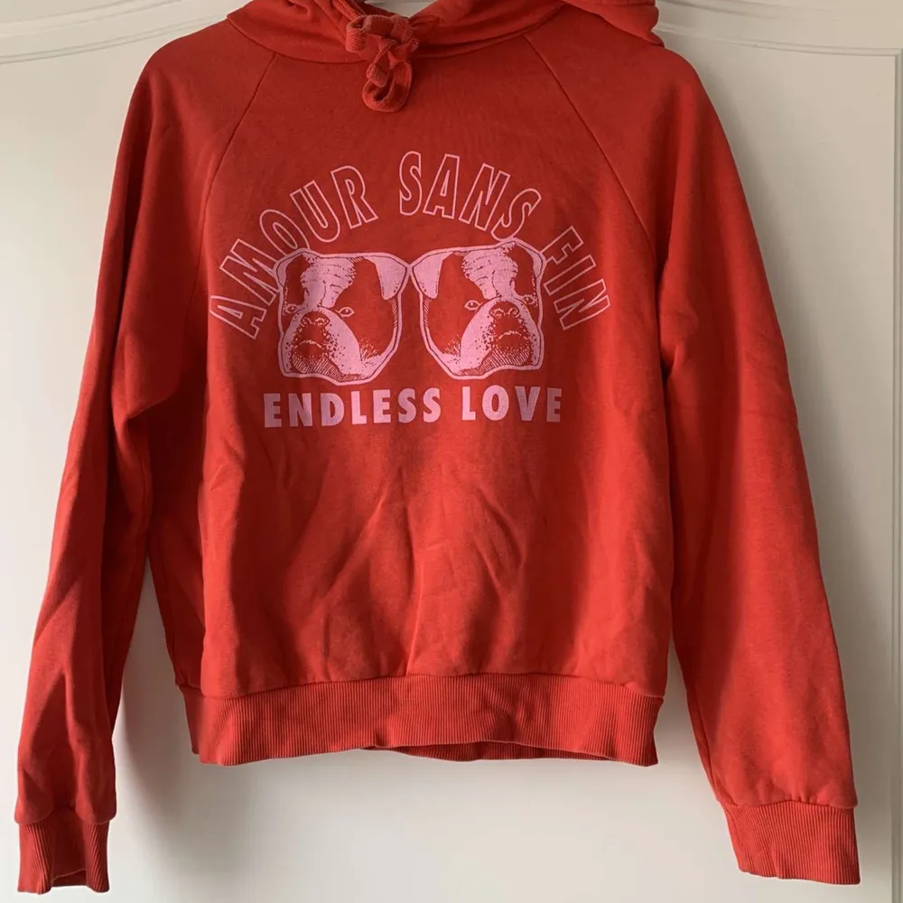 Snygg röd hoodie med rosa tryck. Köpt på Gina tricot i storlek S. Använd ett flertal gånger men fortfarande bra skick. Säljs pga att den inte används längre💕💕. Hoodies.