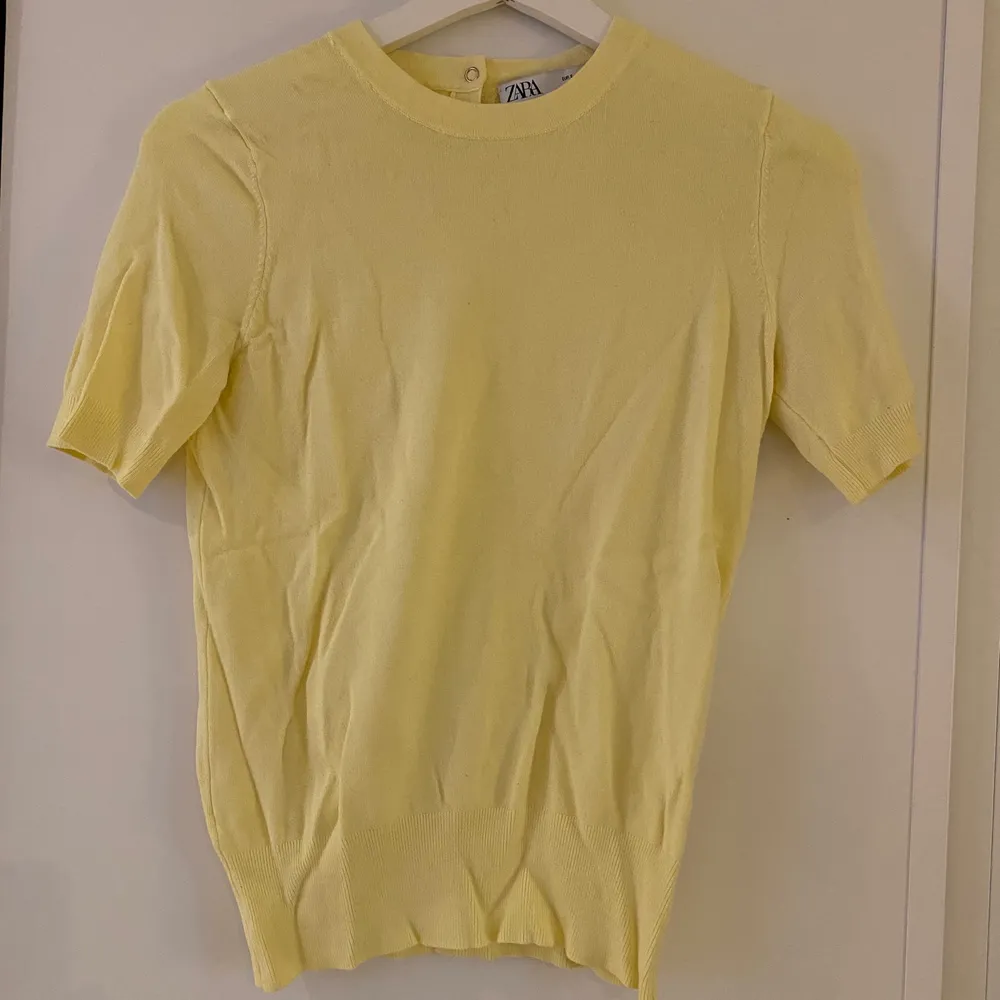 En gul stickad tröja från zara i storlek S, jätte fin gul färg perfekt till våren. Köparen står för frakten . Stickat.