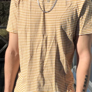 Randig t-shirt - Randig t-shirt av väldigt mjukt tyg.