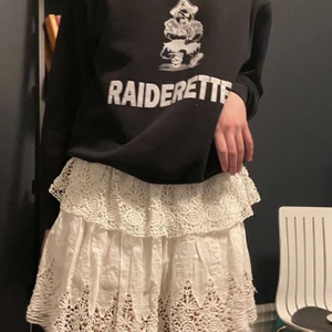 Volang kjol - Säljer denna super gullig kjol från Linn Alhborgs kollektion med NAKD. Den är väldigt lik första bilden.Använd 1 gång och mycket bra skick. Passar XS-M. Om fler intresserade buda i kommentarerna❤️💗❤️