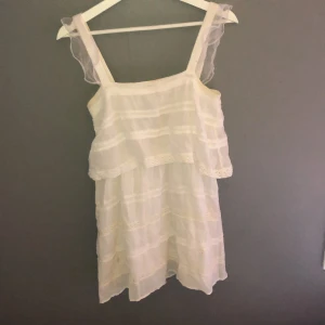 Vit somrig klänning - Jätte gullig sommar klänning ifrån mango, passar perfekt till sommaren och går och styla upp men även ner💕 hör av er till mig vid intresse eller frågor pris går att diskutera!