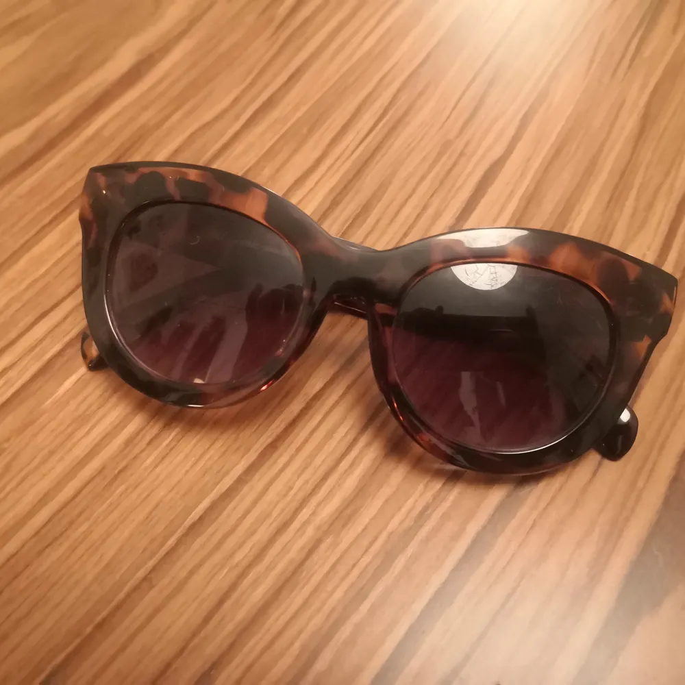 Sköldpaddsfärgade cateye solglasögon från Monki, några år gamla men knappt använda då de inte passar mig. Fint skick!. Accessoarer.
