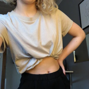 Beige T-shirt - En enkel beige t-shirt som är lätt att matcha plagg till 😇 Skriv för mer bilder eller frågor!