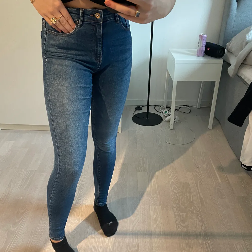 Nästan helt oanvända slim jeans från only! Fin mörblåfärg💖 även highwaist! Storlek S💖 säljer för 50kr💖. Jeans & Byxor.