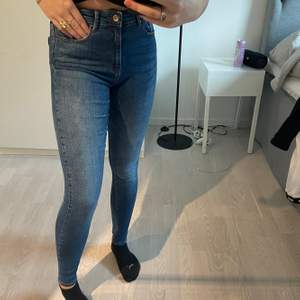 Nästan helt oanvända slim jeans från only! Fin mörblåfärg💖 även highwaist! Storlek S💖 säljer för 50kr💖