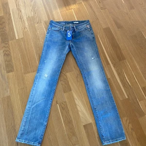 Lågmidjade långa jeans - Lågmidjade långa jeans från replay! Har tyvärr ingen bild på dessa på mig eftersom dom är för tighta upptill! Men sjukt bra i längden dock för mig som är 170. Inga defekter alls. Bra kvalite snygg färg. Byxorna är dock lite små för att vara storlek 27. 200kr inklusive frakt, pris kan diskuteras ❤️