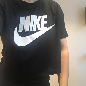 Croppad t-shirt  - T-shirt från Nike i bra skick! Nypris 269kr. Skriv till mig innan ni klickar på köp nu 