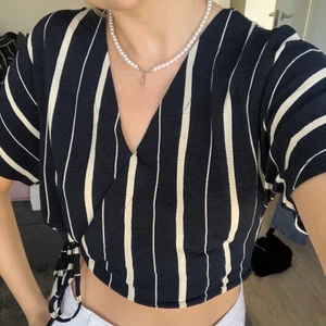 Blå randig topp - Köp på Lindex! Snygg modell och urringning 💕storlek s