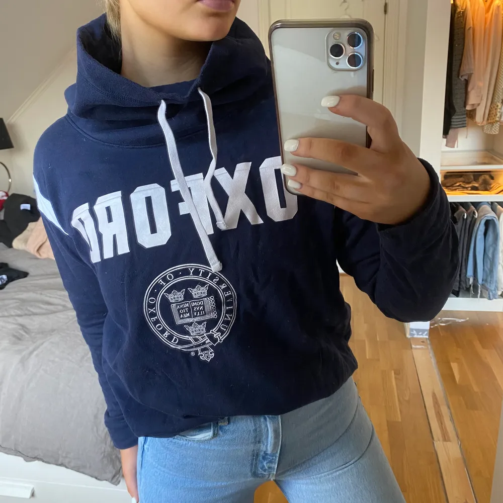 En sweatshirt med hög krage från PINK/Victoria’s secret. Kostar 85kr plus frakt. Storlek S/M. Hoodies.