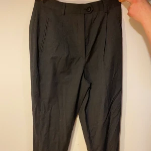 Mörkgråa kostymbyxor🤩 - Mörkgråa kostymbyxor med lös passform🤩 Strl 38, för korta på mig✨