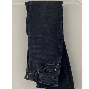Gråa jeans - Fina gråa skinny jeans från H&M i storlek 36/S. Dem är lite slitna(som ni ser på bilderna). Men dem har inga hål! 