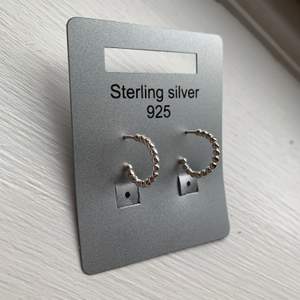 Örhängen i äkta silver från Guldfynd, ca 1cm i diameter. Aldrig använda! Nypris ca 200kr, säljer för 80kr inkl frakt✨