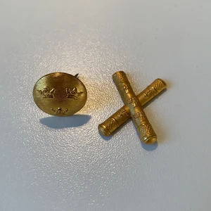 Pins - Pins köpta på en loppis som sålde gamla militära föremål, jag har haft dem på en jacka men de går såklart att fästa på vilket plagg som helst 🌟 Den runda är ca 1,8 cm i drameter och den andra är ca 2,9 cm lång och 2,2 cm bred                                Kolla gärna in mina andra annonser! 