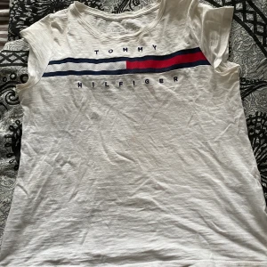 Tröja - En tröja som jag köpte i usa för typ tre år sedan och har använts ganska mycket men inga slitningar eller något💕