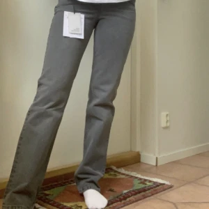 Grå zara jeans - Beställde två storlekar men ingen av dem passa så får sälja vidare, strl 36 men borde passa 34. Jag är 176 lång, andra bilen är inte min!! Oanvända 💕 köpare står för frakt på 66 kr