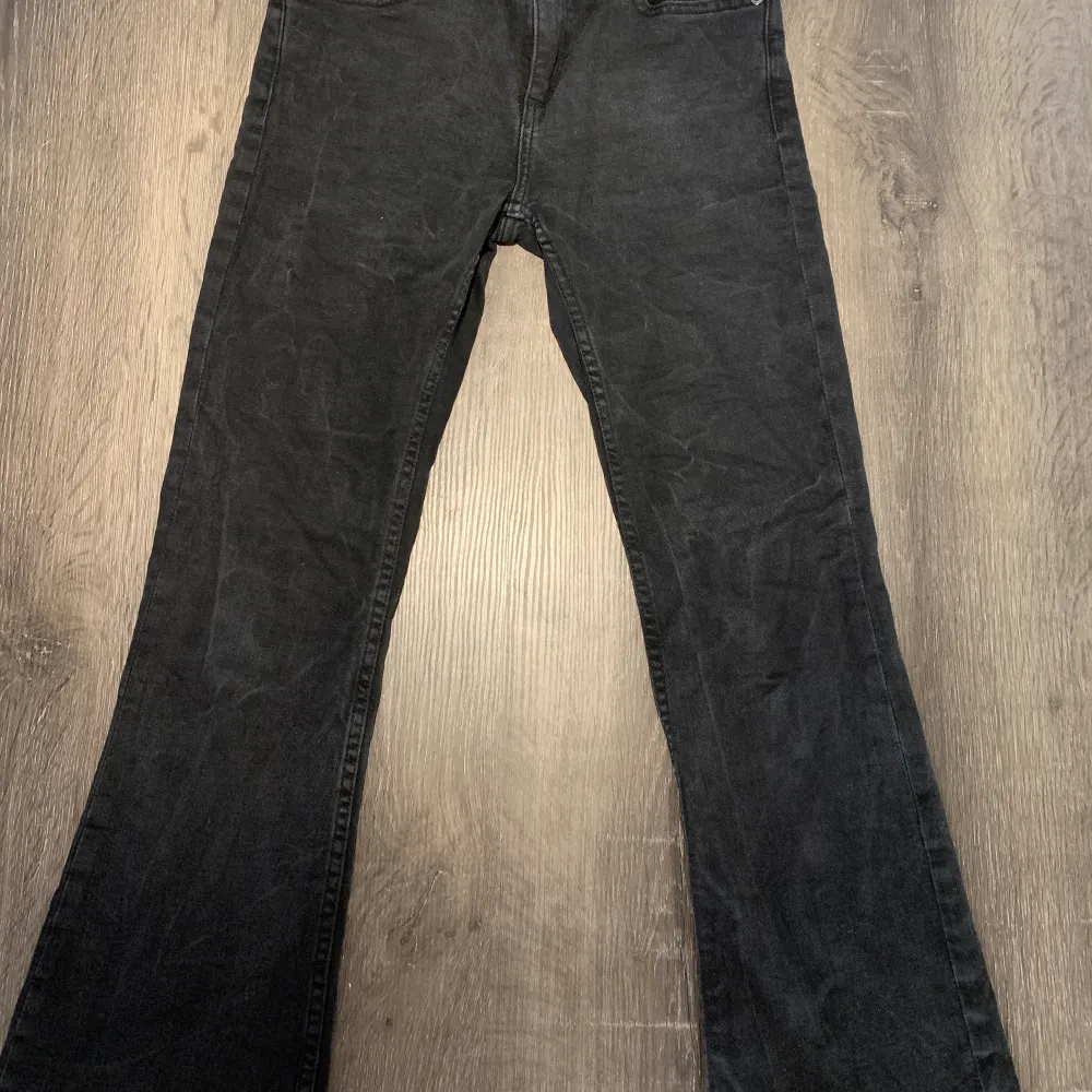 Ett par svarta jeans från Mango. De är definitivt använda men inget fel på dom alls. De är lite ruffligt i kanterna vid magen och vid slutet av jeansen. Raka i modellen och var mina favoriter innan jag blev gravid och fick barn. . Jeans & Byxor.