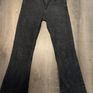 Mango jeans storlek 36 - Ett par svarta jeans från Mango. De är definitivt använda men inget fel på dom alls. De är lite ruffligt i kanterna vid magen och vid slutet av jeansen. Raka i modellen och var mina favoriter innan jag blev gravid och fick barn. 