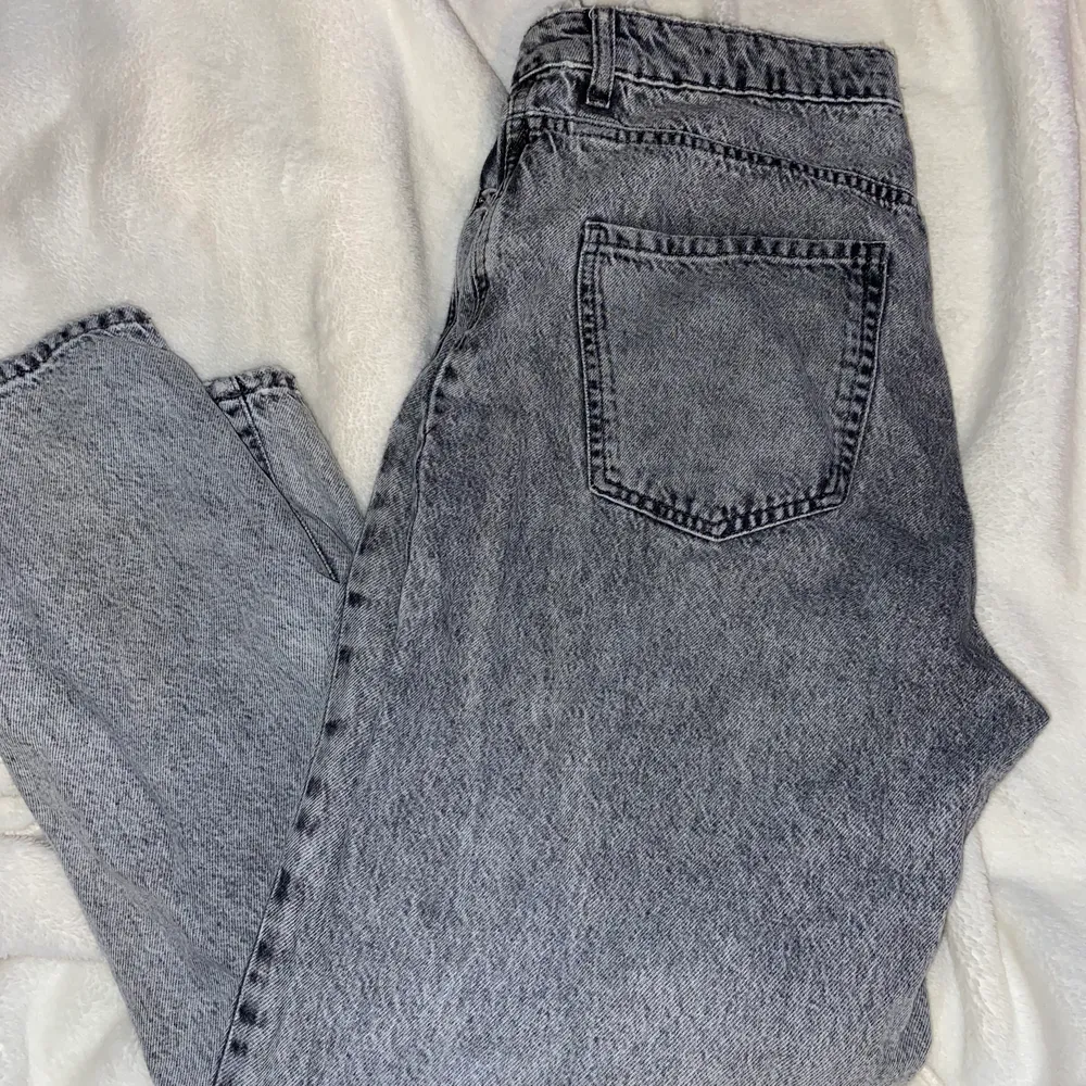 Säljer nu mina gråa jeans som är storlek 40 men passar 38-36 beroende på hur man vill ha dom. Köpte står för frakt. Jeans & Byxor.