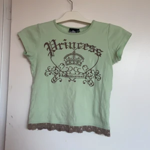 y2k tröja - Såå cool babytee med y2k tryck☺️ Buda i kommentarerna om flera är intresserade!💗☺️ 