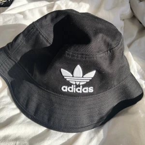 Adidas buckethat - Typ inte använd:) mycket bra skick.                       Fraktkostnad kan diskuteras💕