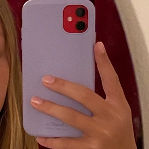 iPhone mobilskal  - Jättefint pastell lila mobilskal från holdit, säljer eftersom att jag skaffat ny mobil. Använt skick. Köparen står för frakten. Nypris 149kr, priset kan diskuteras